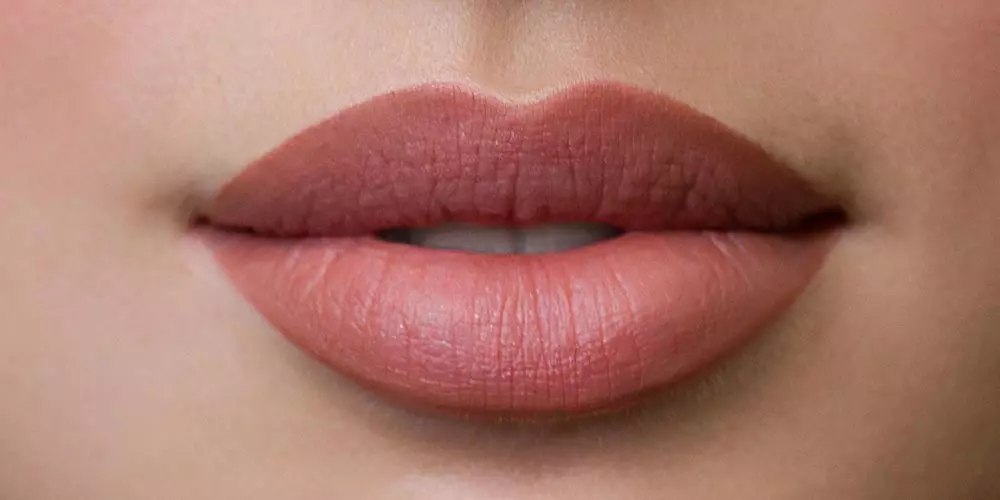 شیدینگ لب رنگ گوشتی 1 شیدینگ لب گوشتی در سالن مرجان