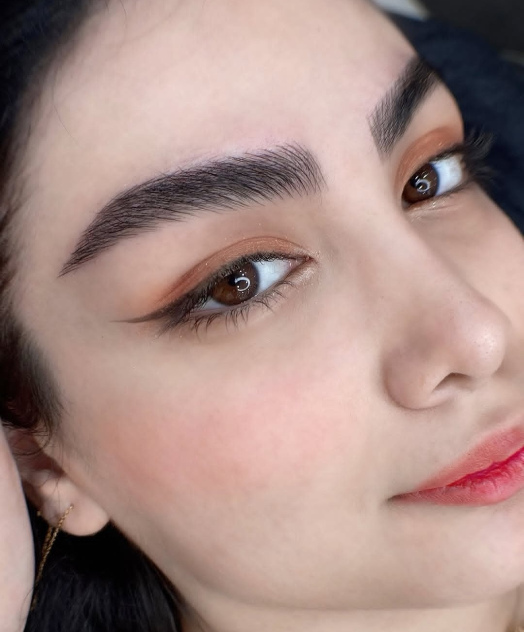 آیا مدل ابرو فیبروز پهن برای پوست چرب مناسب