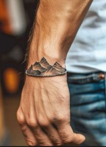 طرح تاتو روی مچ دست مردانه