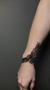 طرح تاتو عقاب روی مچ دست